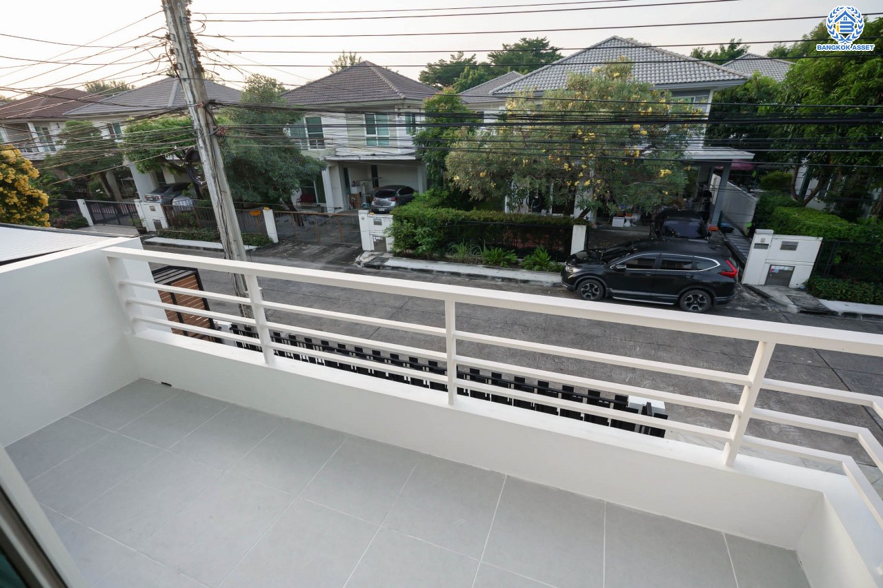 บ้านเดี่ยวมือสอง จากแบรนด์ LH โครงการ ชัยพฤกษ์ วัชรพล หลังใหญ่ เนื้อที่ 50.6 ตร.ว. ฟังก์ชัน 3 ห้องนอน 3 ห้องน้ำ จอดรถได้ 2 คัน พร้อม Facilities ครบครัน บนทำเลเดินทางสะดวก ติดถนนสุขาภิบาล5 เชื่อมต่อหลายเส้นทาง ใกล้ทางด่วน "ฉลองรัช" และรถไฟฟ้าสายสีเขียว "สถานีสายหยุด"